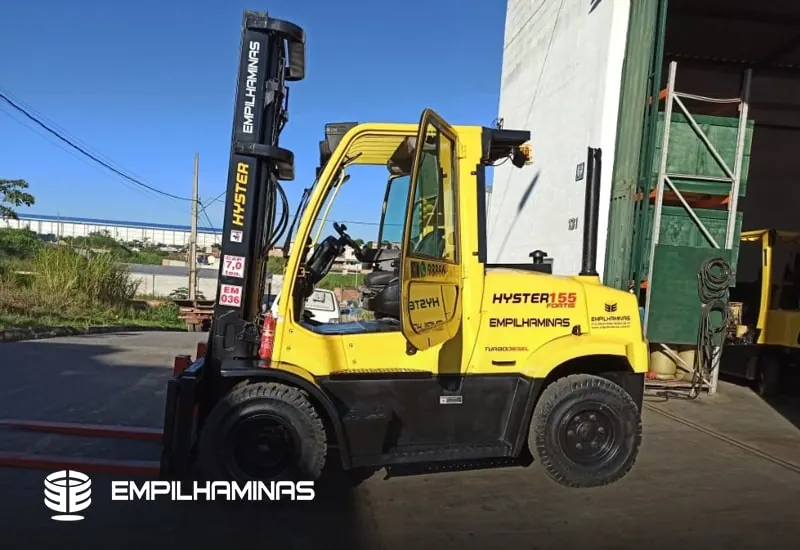 Locação de empilhadeira de grande porte para container, Hyster H155 na doca com contêiner